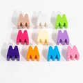 Set di perline M in acrilico colorato in dieci colori vivaci per creazioni fai da te - Lettera M / Diametro del foro 6mm / Colore Casuale