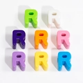 Perline in acrilico con lettera R maiuscola per gioielli DIY in otto colori vivaci - Lettera R / Diametro del foro 6mm / Colore Casuale