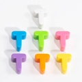 Perle in acrilico con lettera T in 7 colori assortiti per creazione di gioielli fai da te - Lettera T / Diametro del foro 6mm / Colore Casuale