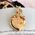 Collana con medaglione a cuore vintage dorato con incisione A Token of Love e catena - LOVE