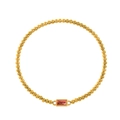 Dettaglio del bracciale con sfere dorate e un ciondolo rettangolare in pietra rosa - Ottobre