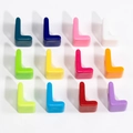 Set di perline colorate in acrilico in dodici colori vivaci per creazione gioielli fai-da-te - Lettera L / Diametro del foro 6mm / Colore Casuale