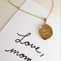 Gouden ovale medaillon ketting gegraveerd met Love Mom aan een fijne ketting - Letter ketting