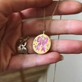 Gouden tarot halsketting met roze emaille strik en sprankelende stermotieven - Gouden Strik