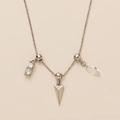 Detail van zilveren hoefijzerketting met zirkonia accenten en geometrische hangers - Driehoek Marquise - Zilver