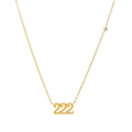Detail der goldenen Engelszahl 222 Kette mit funkelndem Zirkonstein Anhänger Schmuck - 222