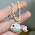Baroque pearl whale pendant necklace with ruby eyes and gold-plated chain details - Middle Tail Fish Necklace (Natural Pearl/Artificial Pearl)