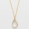 Primer plano del collar con colgante de gota dorada y cristal transparente brillante - Dorado (Sin Elementos Internos)