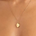 Elegante relicario ovalado dorado con detalle de estrella en cadena de bolas - Collar Ovalado Estrella