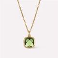 Gouden ketting met een kussengeslepen groene edelsteen hanger op een witte achtergrond - Olijfgroen