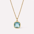 Minimalistische gouden halsketting met een vierkante blauwe edelsteen hanger op wit - Lichtblauw