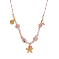 Gros plan du pendentif étoile de mer et perles marines sur cordon tressé rose - Étoile de Mer Poisson Rose