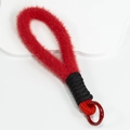 Handgemaakte rode pluche lus sleutelhanger met zwart koord en metalen veerring - Pluche koord / Rood