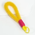 Handgemaakte gele pluche sleutelhanger met roze geweven detail en ronde veerclip - Pluche koord / Geel