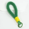Handgemaakte donkergroene pluizige pluche sleutelhanger met gele koord en metalen ring - Pluche koord / Groen