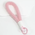 Handgemaakte roze pluche polsband sleutelhanger met wit touw en roze metalen ring - Pluche koord / Lichtroze