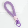 Handgemaakte paarse pluche sleutelhanger met roze koord en ronde kunststof haak - Pluche koord / Donkerpaars