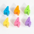 Bunte 3D-Acryl-Zahl 4 Perlen für handgefertigten Schmuck und DIY-Handykette Basteln - Nummer 4 (Zufällige Farbe)