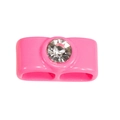 Glänzender rosa Acryl-Doppelfingerring mit einem funkelnden Strassstein als Akzent - Doppelsteuerung / Rosenrot