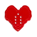 Ciondolo bottone in acrilico rosso a forma di cuore con un design decorativo a nove fori centrali - Cuore Vuoto / Rosso