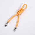 Modischer gewebter Leder-Schlüsselanhänger in Orange mit silbernen Metallkappen - Orange