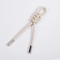 Beige geflochtener Seil-Schlüsselanhänger mit eleganten silbernen Metallkappen - Milchtee-Farbe
