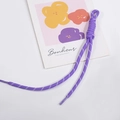 Violetter und weißer geflochtener Seilanhänger für Taschen und Schlüssel mit Textur - Helllila