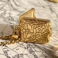 Pendente medaglione a libro d'oro vintage con rilievo floreale e catenina - Stile Medaglione Libro Quadrato / Fiore quadrato