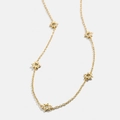 Vue détaillée du collier en acier titane doré avec pendentifs étoile à six branches sur blanc - Étoile