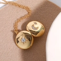 Collana dorata con ciondoli circolari a luna e stella e cristalli scintillanti - Collana Medaglione Doppia Faccia Sole e Luna