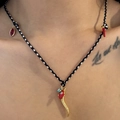 Hamsa-Hand und rote Chili-Anhänger an einer handgefertigten schwarz-weiß geflochtenen Kette - Corno Roter Charm / Chili Baumwollseil