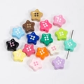 Bunte sternförmige Acryl-DIY-Perlen mit Knopfdesign für die Schmuckherstellung - Sternschnalle / 50 Stück / Farbe (zufällig)