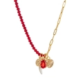 Collier asymétrique avec perles rouges, chaîne dorée et pendentifs mélangés - Collier Piment Blanc