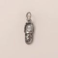 Miniatuur klompjes hanger in zilveren afwerking met hartvormige gaten en 18K goud plating - Zilveren Hart Clog Schoen Hanger