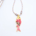 Collana in corda intrecciata colorata con ciondolo a forma di pesce in smalto rosa e nero - Rosa