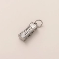 Zilveren rechthoekige titanium stalen hanger met CAMP MYSTIC gegraveerd ontwerp - Camp Mystic Stijl (CAMP MYSTIC)