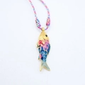 Collana in cordoncino intrecciato colorato con ciondolo a forma di pesce rosa e blu - Blu viola