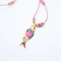 Collana con ciondolo a pesce colorato con corda intrecciata e smalto vivace sui toni oro - Verde Iridescente