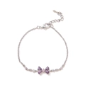 Makro-Detail des silbernen Blumen-Schmetterlingsarmbands mit lila Zirkonia und 14K Gold - Violetter Schmetterling (Silber)