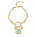 Dettaglio di stella marina verde e conchiglia d'oro su catena in acciaio intrecciato - Bracciale Stella Verde