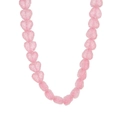 Primer plano de cuentas de resina rosa en forma de corazón con textura mate y acabado translúcido - Rosa
