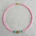 Roze kralenketting van roestvrij staal met blauwe en groene bloemenbedeltjes - Roze en Blauwe Kraalketting