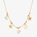 Detail von 18k Gold-Seesternanhängern und weißen Emaille-Charms an einer Perlenkette - Weißes Seil Seestern Halskette
