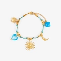 Detail eines bunten gewebten Armbands mit goldenen Sonnen-, Mond- und Herzanhängern - Blaues Seil Sonne Armband