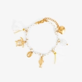 Detailaufnahme von Ozean-Charm-Armband mit S.Steel Gravur und weißen Quasten-Anhängern - Weißes Seil Fisch Armband