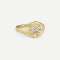 18K gold signet ring featuring a shell relief with a central pearl and star-set stones - Shell Stars / Gold