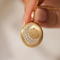 Detalle del relicario dorado con incrustaciones de circón luna y estrella, acabado mate - Estilo de Luna (JPNK253402Q-1)