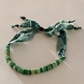 Detail van groene agaat kralen en paisley zijden lint ketting met goudaccenten - Groene Kralenketting