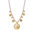 Detail einer böhmischen vergoldeten Halskette mit rosa Perlen und Stern Muschel Anhänger - Rosa Lila Sternmutter Von Perle Anhänger Stil / Sternenhalskette