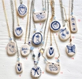 Set collane con ciondoli in ceramica motivi fragola e fiori su legno bianco - Stile Due Piccoli Fiori (1)